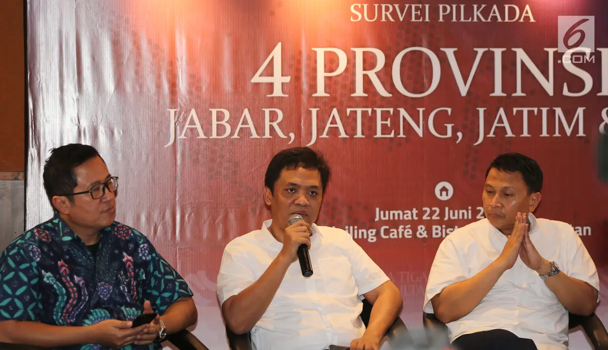 Politisi Partai Gerindra, Habiburokhman (tengah)  memberikan paparan pada survei elektabilitas Cagub dan Cawagub Pilkada 2018 di empat provinsi di Jabar, Jateng, Jatim dan NTT, Jumat, (22/6). (Liputan6.com/Fery Pradolo)