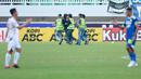 Petugas keamanan berhasil mengamankan oknum suporter nakal yang masuk ke lapangan saat Persib Bandung melawan Persik Kediri pada laga BRI Liga 1 2022/2023 di Stadion Pakansari, Bogor, Rabu (8/3/2023). (Bola.com/M Iqbal Ichsan)