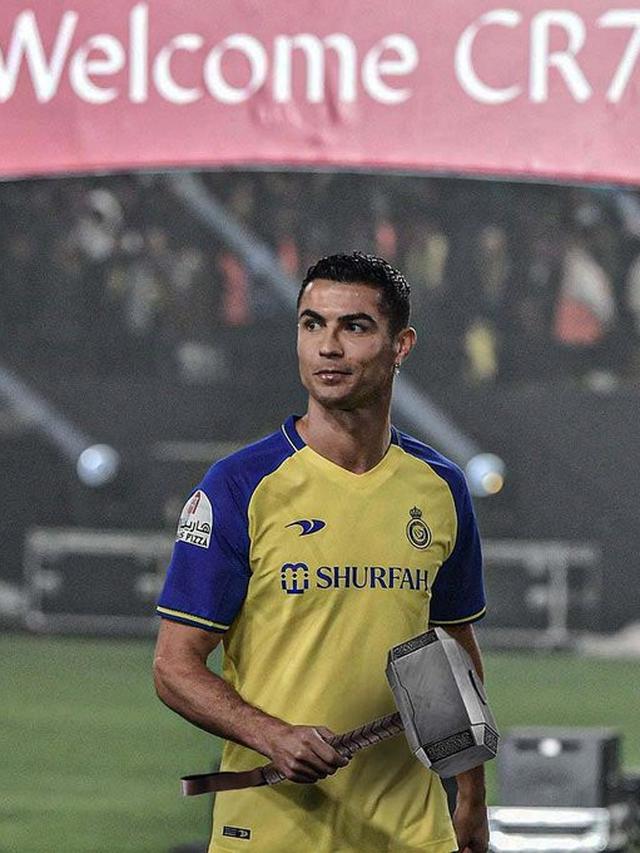 7 Editan Foto Ronaldo yang Pakai Jersey Al Nassr FC Ini Kocak Banget