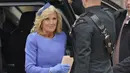 Ibu Negara AS Jill Biden tiba di Westminster Abbey sebelum upacara penobatan Raja Charles III di London, Sabtu (6/5/2023). Joe Biden mengutus istrinya untuk menghadiri penobatan Raja Charles III di mana hal itu  meneruskan tradisi tak ada Presiden AS yang pernah menghadiri penobatan Raja Inggris. (Jacob King/PA via AP)