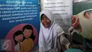 Ekspresi seorang anak saat mengikuti Bulan Imunisasi Anak sekolah (BIAS) di SDN 11 Pagi, Lubang Buaya, Jakarta, Selasa (4/10). Kegiatan ini untuk mewujudkan Indonesia bebas dari kanker serviks. (Liputan6.com/Faizal Fanani)