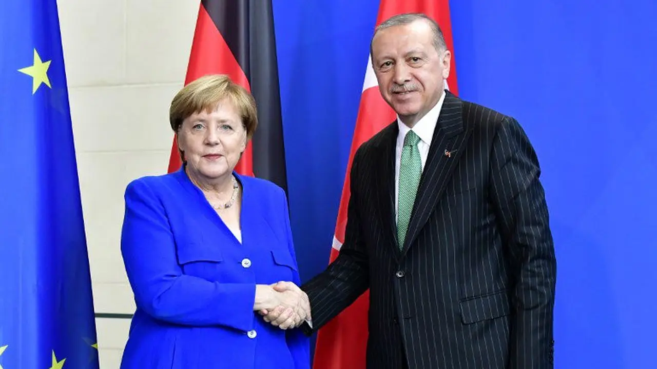 Kanselir Jerman Angela Merkel berjabat tangan dengan Presiden Turki Reccep Tayyip Erdogan (AFP)