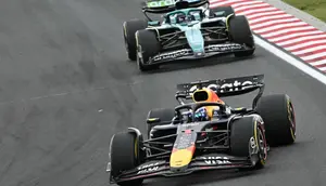 Pembalap Red Bull asal Belanda, Max Verstappen, memimpin balapan di depan pembalap Aston Martin asal Kanada, Lance Stroll, saat keduanya berlaga di Grand Prix Formula Satu Hungaria di sirkuit Hungaroring di Mogyorod, dekat Budapest, Hungaria, pada 3 Agustus 2025. (Attila KISBENEDEK/AFP)