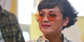 Setelah menjadi cewek super dalam film 5 Cowok Jagoan, Nirina Zubir akan memerankan Emak dalam film Keluarga Cemara. Film yang sukses tahun 1990-an itu kembali menyandingkan dengan Riggo Agus Rahman. (Adrian Putra/Bintang.com)