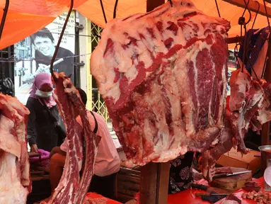 Pembeli memilih daging kerbau dan sapi yang dijual di Pasar Ciledug, Tangerang, Rabu (13/6). Dua hari menjelang Lebaran, pedagang daging musiman menjamur dengan menggelar dagangan di pinggir-pingir jalan. (Liputan6.com/Angga Yuniar)