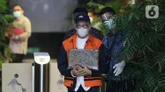 Wali Kota Dumai periode 2016-2021, Zulkifli Adnan Singkah (rompi oranye) usai mengikuti rilis penahanan di Gedung KPK, Jakarta, Selasa (17/11/2020). Zulkifli AS ditahan KPK terkait kasus dugaan suap pengurusan Dana Alokasi Khusus Kota Dumai dalam APBN-P 2017-2018. (Liputan6.com/Helmi Fithriansyah)