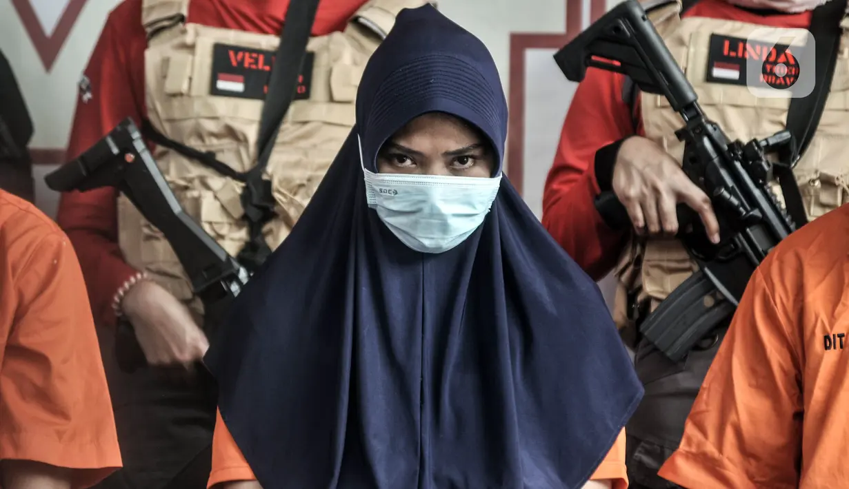 NL, tersangka kasus pembunuhan pengusaha pelayaran Sugianto (51) dihadirkan dalam konferensi pers di Mapolda Metro Jaya, Jakarta, Senin (24/8/2020). Pembunuhan Sugianto didalangi oleh NL, karyawati di perusahaan korban yang merasa sakit hati dan sering dilecehkan. (merdeka.com/Iqbal S. Nugroho)