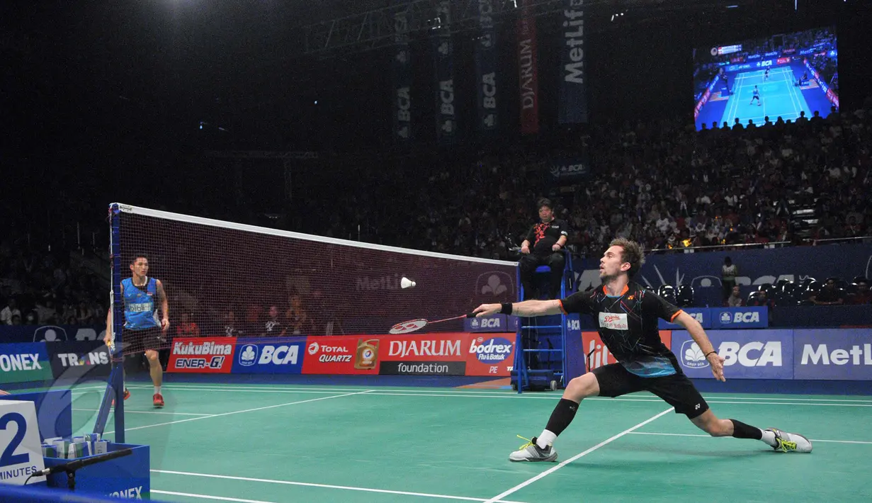 Pebulu tangkis asal Denmark, Jan O Jorgensen mengembalikan kok ke arah Jonatan Christie di perempatfinal BCA Indonesia Open Superseries Premier 2015 di Jakarta, Jumat (5/6/2015). Jonatan kalah 13- 21, 16-21. (Liputan6.com/Herman Zakharia)