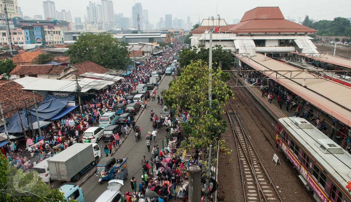 Suasana di kawasan Tanah Abang, Jakarta, Kamis (11/5). Keberadaan pedagang yang berjualan menganggu akses pejalan kaki dan kendaraan yang melintas di kawasan itu. (Liputan6.com/Gempur M Surya)