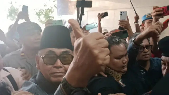 Pimpinan Pondok Pesantren Al Zaytun Panji Gumilang memenuhi panggilan polisi.