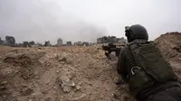 Pasukan IDF beroperasi di Jalur Gaza dalam foto selebaran yang dirilis 25 Desember 2023. (Israel Defense Forces (IDF)/Pasukan Pertahanan Israel)
​