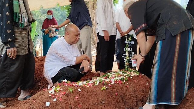 Edwin Super Bejo saat pemakaman ibunda. (M Altaf Jauhar)