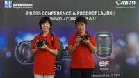 President and CEO Canon Singapore Noriko Gunji (kiri) dan Canon Division Director pt Datascrip Merry Harun memamerkan unit Canon EOS 6D Mark II. (Liputan6.com/ Agustin Setyo W).