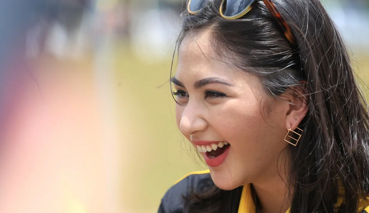 "Ada lah, spesial sebagai simbolis aja. Kado yang palling indah ya hubungan ini aja," kata Mischa Chandrawinata di RPTRA Kalijodo, kawasan Tambora, Jakarta Barat, Rabu (29/3). (Adrian Putra/Bintang.com)