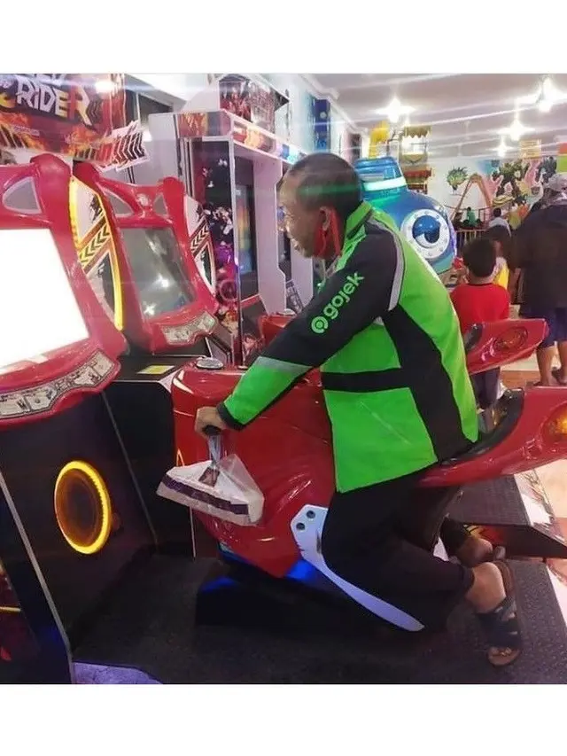 Sepi Orderan, 6 Aksi Driver Ojek Online Mainan Isi Waktu Luang Ini Kocak