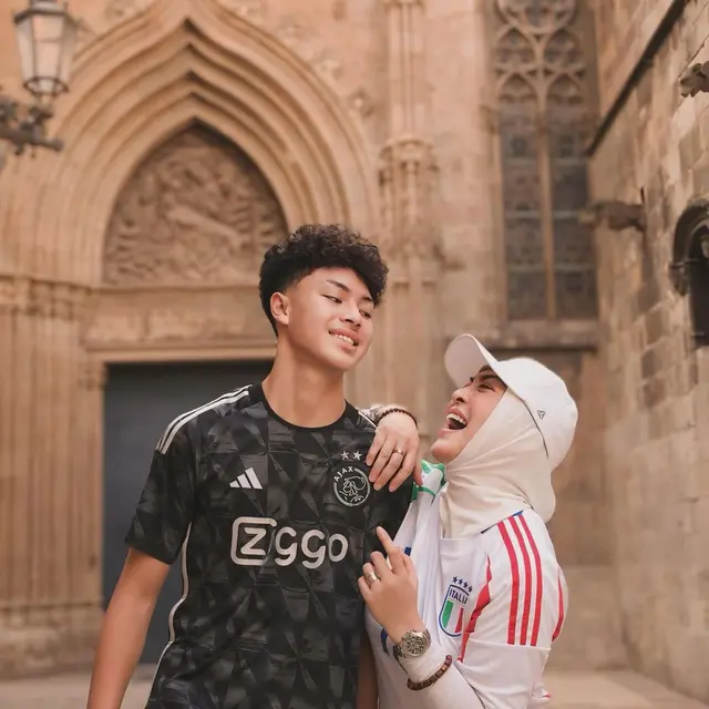 Angelina Sondakh dan Keanu Massaid di Barcelona (Instagram/angelinasondakh09)