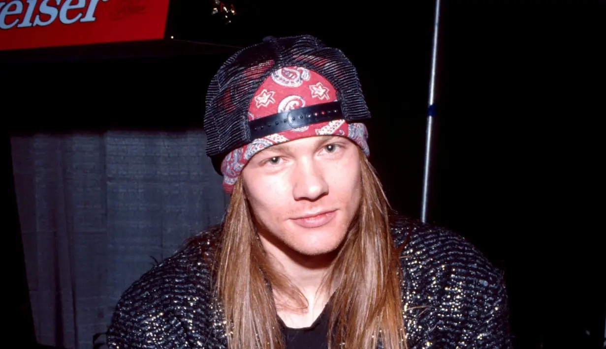 Terlahir dengan nama ali William Bruce Rose, vokalis Guns N Roses ini terkenal banget dengan suara khasnya dan rambut indahnya. (Vogue)