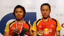 Pasangan ganda putri Tiongkok, Tian Qing/Zhao Yunlei menjadi juara tanpa harus bertanding setelah menang WO atas rekan senegaranya, Ma Jin/Tang Yuanting di final Indonesia Open 2014, (22/6/2014). (Liputan6.com/Helmi Fithriansyah)
