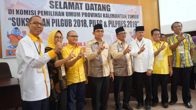 Pasangan Sofyan Hasdam-Rizal Effendi mendaftar ke KPU Kaltim