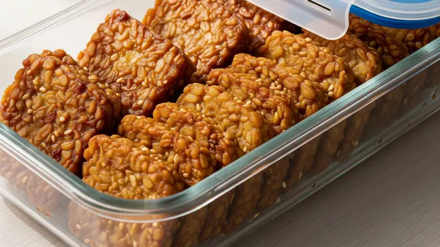 Tempe Goreng yang Disimpan di Wadah Kedap Udara