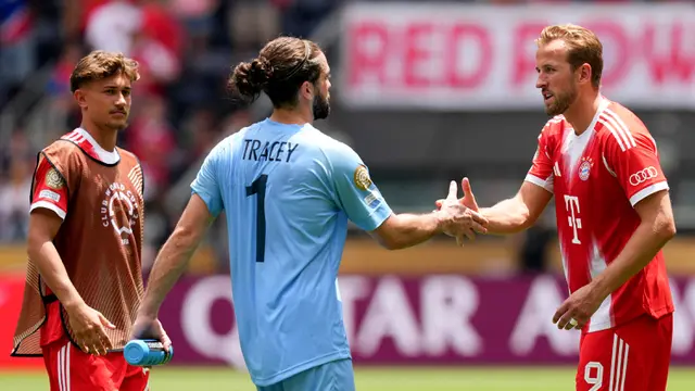 Foto: Mengenal Conor Tracey, Pegawai Gudang Obat Hewan yang Dibobol 10 Gol Oleh Bayern Munchen