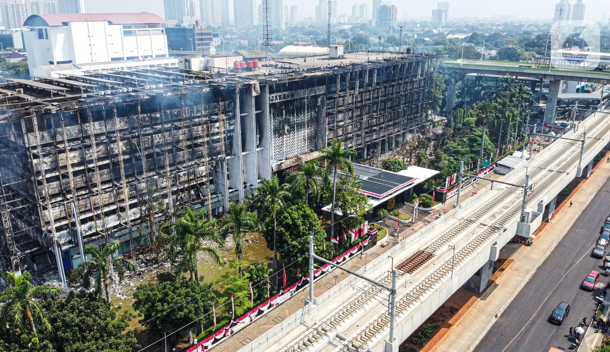 Foto udara gedung utama Gedung Kejaksaan Agung Republik Indonesia usai kebakaran hebat di Jakarta, Minggu (23/8/2020). Kebakaran selama 11 jam menyebabkan gedung utama Kejaksaan Agung, baik sayap kanan maupun kiri, hangus terbakar. (Liputan6.com/Faizal Fanani)