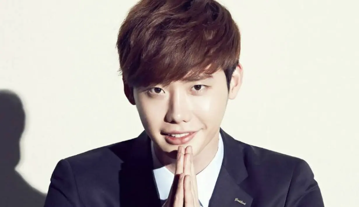 Pria berwajah tampan ini merupakan anak sulung dari tiga bersaudara. (Foto: allkpop.com)