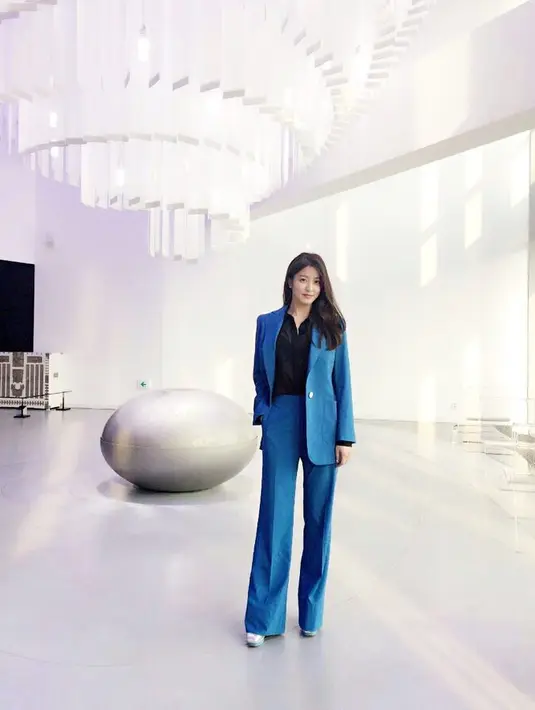 Atau kamu bisa menjajal pilihan yang lebih natural, yaitu rambut berwarna hitam. Ya, rambut berwarna hitam, baik itu panjang maupun pendek tidak akan terlihat salah di semua bentuk wajah. Foto: Instagram.