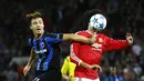 Pemain Manchester United, Marouane Fellaini (kanan) berebut bola dengan pemain Club Brugge, Dion Cools, dalam leg pertama Play Off Liga Champions di Stadion Old Trafford, Manchester, Inggris. (18/8/2015). (Reuters/Darren Staples)