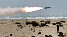 Rudal ditembakkan dari truk ke laut saat latihan militer Iran di sepanjang Teluk Oman, Kamis (18/6/2020). Uji coba ini dilakukan saat Amerika Serikat berupaya memperpanjang embargo senjata yang diberlakukan PBB terhadap Iran. (Iranian Army office/AFP)
