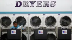 Seorang pria menggunakan hak pilihnya di sebuah tempat cuci pakaian umum, Su Nueva Lavanderia, yang dijadikan lokasi tempat pemungutan suara (TPS) pemilihan presiden Amerika Serikat (Pilpres AS) di Chicago, Illinois, Selasa (8/11). (REUTERS/Jim Young)