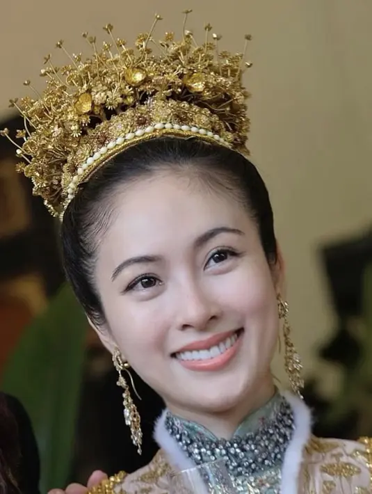 Mahkota bunga dihiasi dengan tali emas, disulam dengan berlian serta permata mutiara Phuket. credit: MUA Chartmakeup