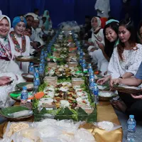 Komedian, presenter yang kini menjadi Anggota DPR, Eko Hendro Purnomo menggelar  buka bersama dengan para karyawannya. Dalam acara itu, Eko juga mengundang puluhan anak yatim. (Deki Prayoga/Bintang.com)