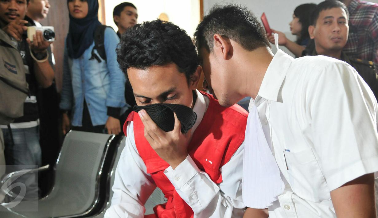 Tersangka pembunuhan Deudeuh Alfi Sahrin alias Tata Chubby, Muhammad Prio Santoso jelang mengikuti sidang vonis di PN Jaksel, Senin (30/11/2015). Hakim memvonis vonis 16 tahun penjara kepada Muhammad Prio Santoso. (Liputan6.com/Yoppy Renato)