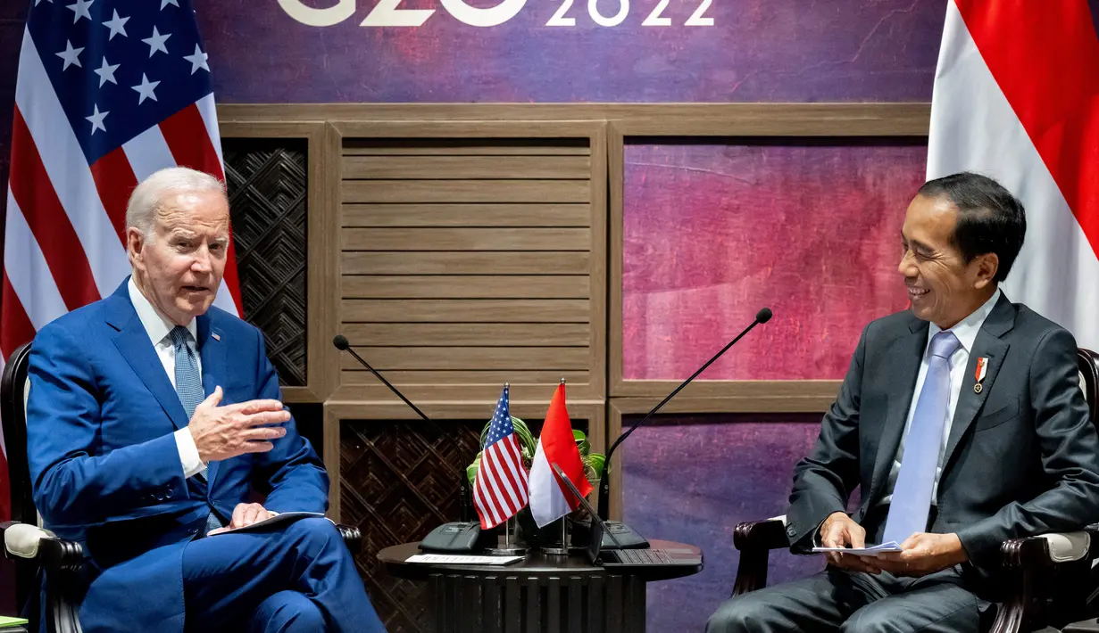 <p>Presiden Joko Widodo berbincang dengan Presiden Amerika Serikat (AS) Joe Biden saat melakukan pertemuan bilateral di Nusa Dua, Bali (14/11/2022). Konferensi Tingkat Tinggi (KTT) G20 di Bali yang akan digelar pada 15-16 November 2022. (AFP/Saul Loeb)</p>