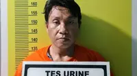 Salah satu tersangka pembobol minimarket lintas provinsi yang ditangkap Polresta Pekanbaru. (Liputan6.com/M Syukur)