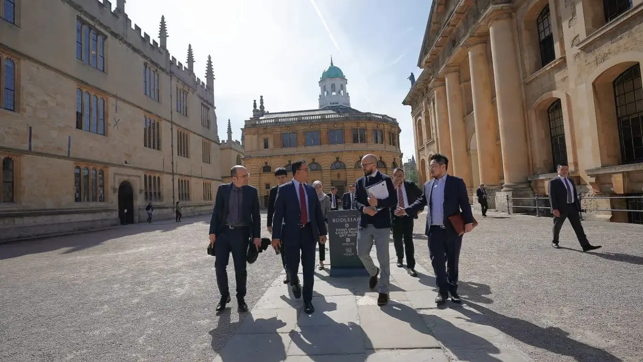Gubernur DKI Jakarta Anies Baswedan saat berkunjung ke Universitas Oxford. (Instagram @aniesbaswedan)