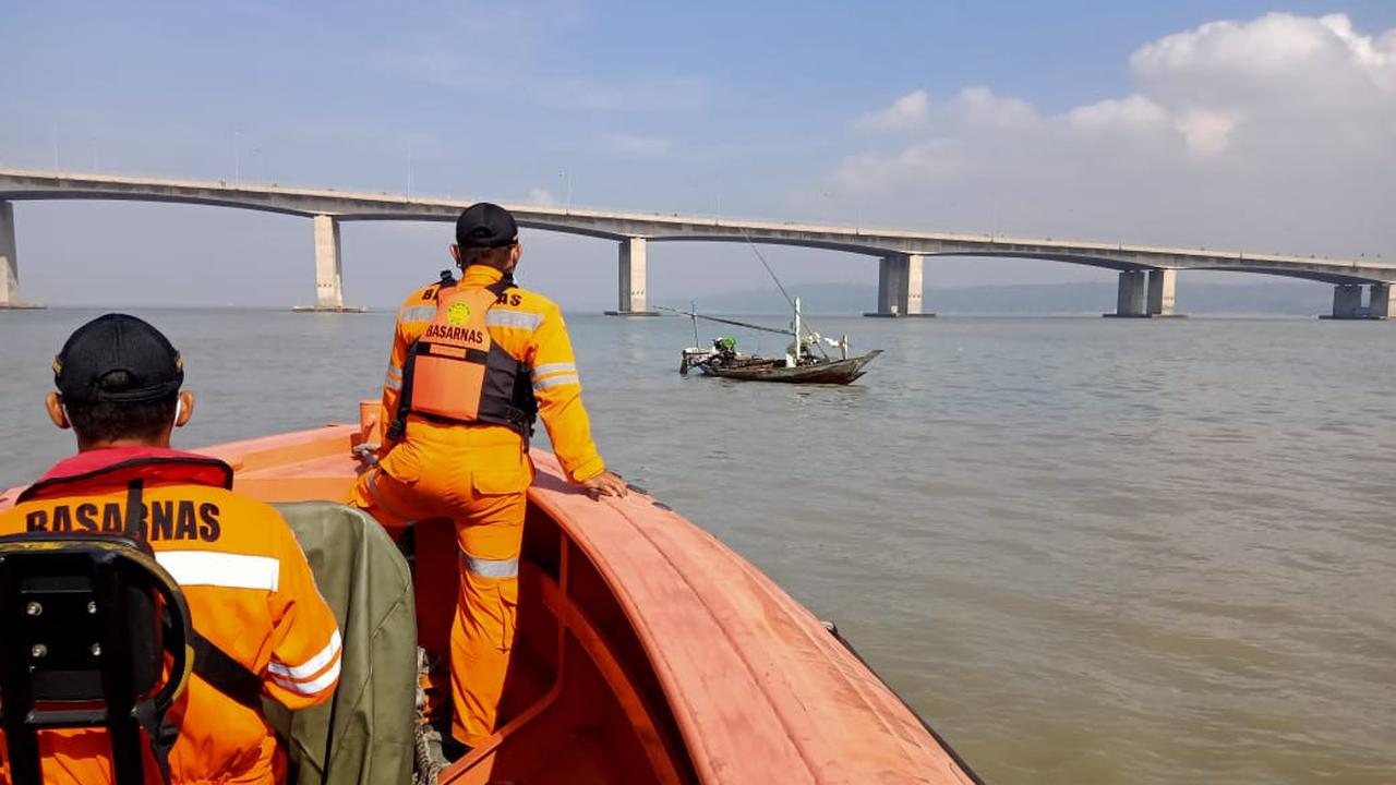 Tim SAR menemukan Widodo (53)  meninggal  dalam keadaan mengapung di tengan laut Suramadu. (Dian Kurniwan/Liputan6.com)