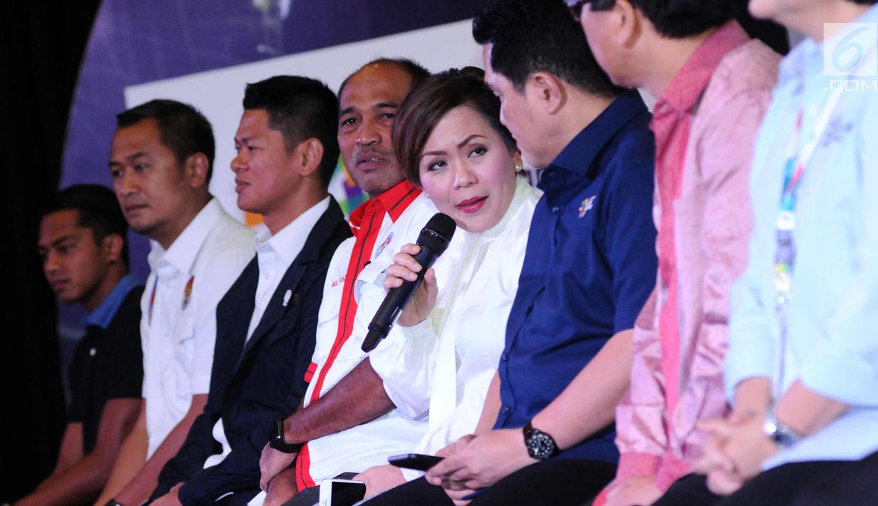 Direktur Progamming SCM, Harsiwi Achmad (tengah) memberi keterangan saat konferensi pers Official Broadcaster Asian Games 2018 di Jakarta, Kamis (8/2). Asian Games 2018 berlangsung 18 Agustus-2 September. (Liputan6.com/Helmi Fithriansyah)