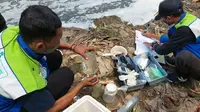 Petugas dari Dinas Lingkungan Hidup Kabupaten Bogor langsung mengambil sampel air Sungai Cileungsi, yang diduga tercemar limbah, Jumat (25/3/2022).