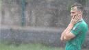 Ekspresi pemain Timnas Indonesia U-23, Ilija Spasojevic saat mendengar arahan pelatih pada sesi latihan di Lapangan A,B,C, Senayan, Jakarta (18/2/2018). Latihan ini merupakan persiapan Asian Games 2018. (Bola.com/Nick Hanoatubun)