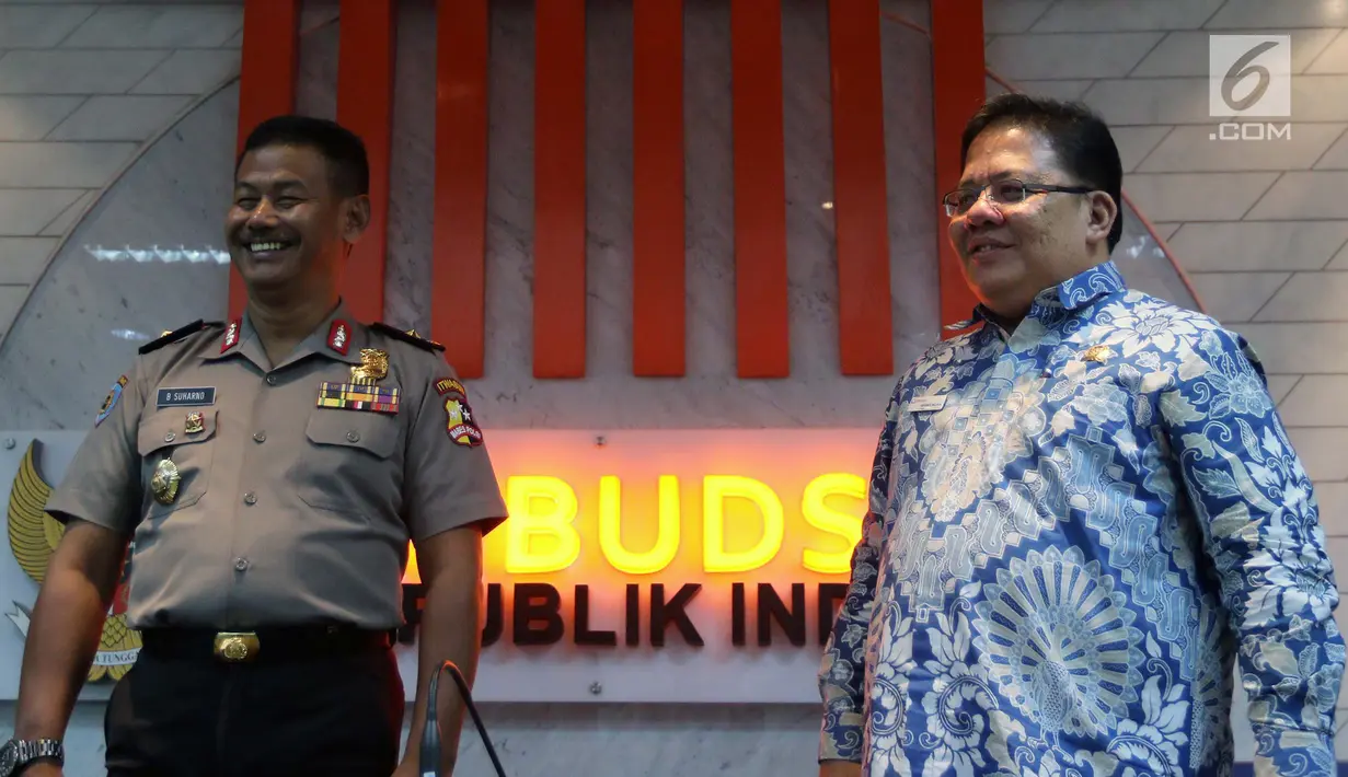 Anggota Ombudsman Adrianus Meliala (kanan) dan Irwasum Polri Bambang Suhariono memaparkan hasil kajian, Jakarta, Selasa (22/1). Kajian membahas perijinan, pengawasan dan pengendalian senjata api non organik bagi masyarakat sipil. (Liputan6.com/JohanTallo)