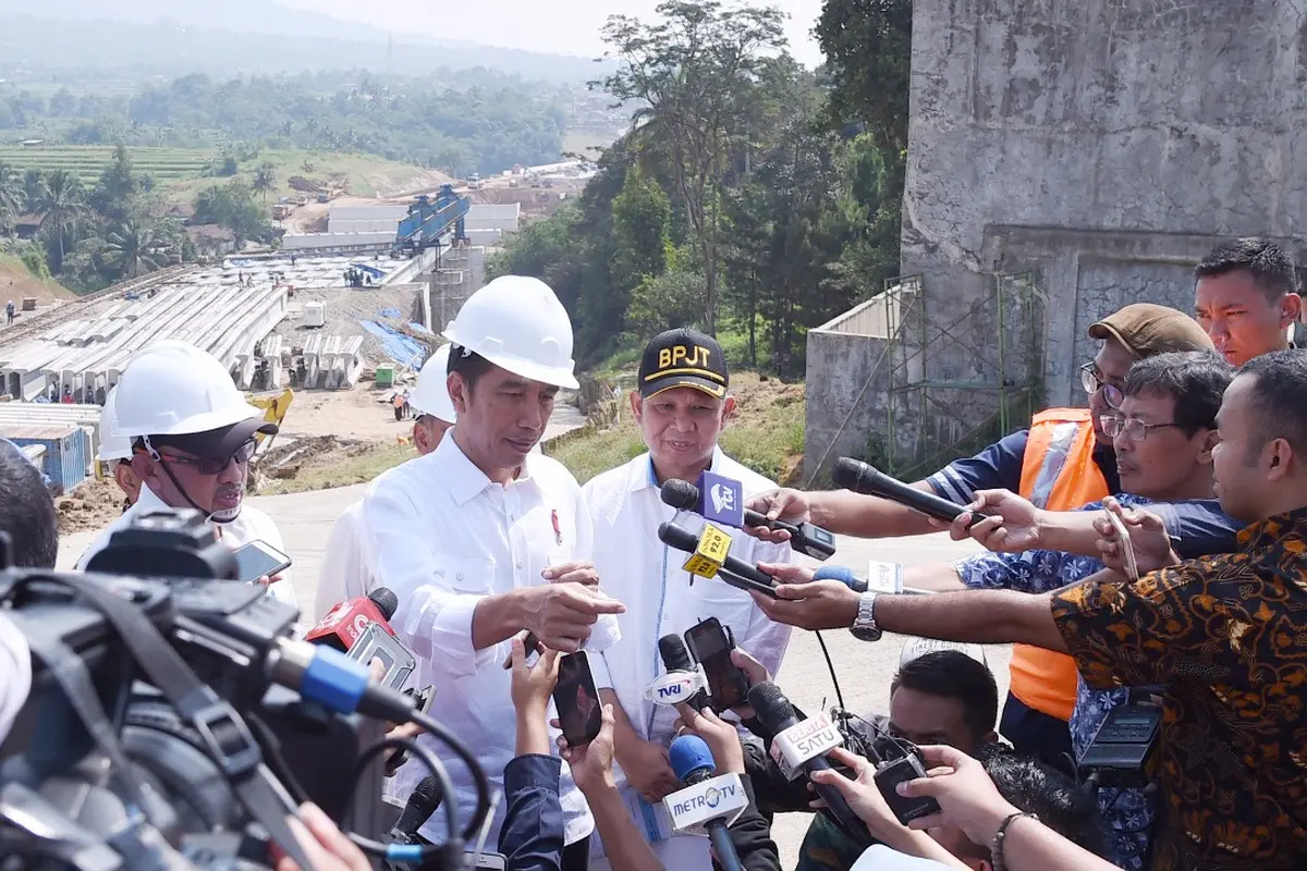 Presiden Joko Widodo (Jokowi) meninjau Tol Bocimi