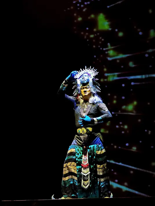 Ditulis dan disutradarai  N. Riantiarno, lakon Savitri dimeriahkan oleh penampilan dari Budi Ros, Rangga Riantiarno, Sekar Dewantari, Suntea Sisca, Angga Yasti, Andhini Puteri, Dick Perthino, Hengky Gunawan, dan Febri Siregar. (Bambang E. Ros/Fimela)