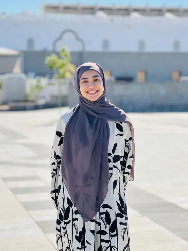 Usai Jalani Umroh, Ini Potret Feni Rose yang Menawan dengan Pakai Hijab