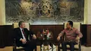 Ketua DPD RI Irman Gusman (kanan) menerima kunjungan Duta Besar Republik Belarus untuk Indonesia, Jakarta, Jumat (7/11/2014). (Liputan6.com/Andrian M Tunay)