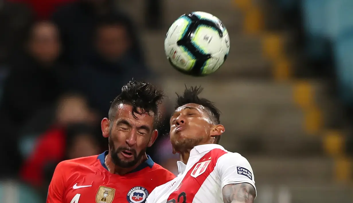 Duel udara pemain timnas Cile, Mauricio Isla dengan gelandang timnas Peru, Christofer Gonzales pada semifinal Copa America 2019 di Arena do Gremio, Kamis (4/7/2019) pagi. Peru lolos ke final Copa America 2019 setelah mengalahkan juara bertahan, Cile, dengan skor 3-0. (AP/Ricardo Mazalan)