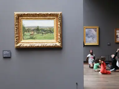 Sejumlah anak mengamati karya seni di Musee d'Orsay saat di Paris, Prancis (23/6/2020). Musee d'Orsay (Museum Orsay) pada Selasa (23/6) kembali dibuka, seiring Prancis memasuki fase pelonggaran baru dengan lebih banyak lagi kebijakan untuk melonggarkan lockdown coronavirus. (Xinhua/Gao Jing)