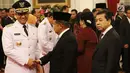 Wakil Presiden Jusuf Kalla disaksikan Ketua DPR Setya Novanto memberikan ucapan selamat kepada Anies Baswedan usai pelantikan Gubernur dan Wakil Gubernur DKI Jakarta periode 2017-2022 di Istana Negara, Senin (16/10). (Liputan6.com/Angga Yuniar)
