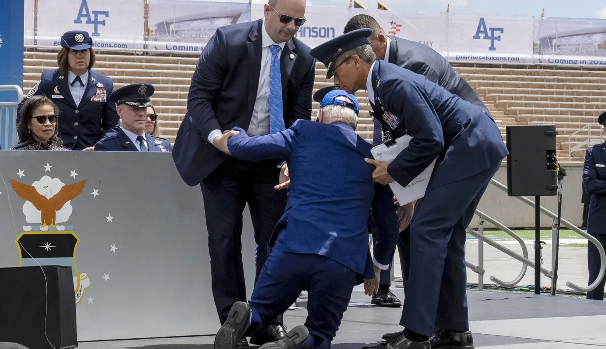 Para penonton, termasuk beberapa anggota delegasi resmi yang berada di atas panggung, menyaksikan dengan prihatin sebelum Biden, yang merupakan presiden tertua dalam sejarah AS, kembali ke tempat duduknya untuk menyaksikan akhir upacara. (AP Photo/Andrew Harnik)
